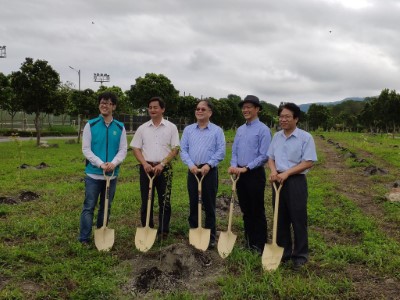 由左至右 東華大學總務處環保組組長賴榮璉、 花蓮林區管理處副處長李政賢、東華大學主任秘書古智雄、花師教育學院教師張德勝、花師教育學院院長范熾文